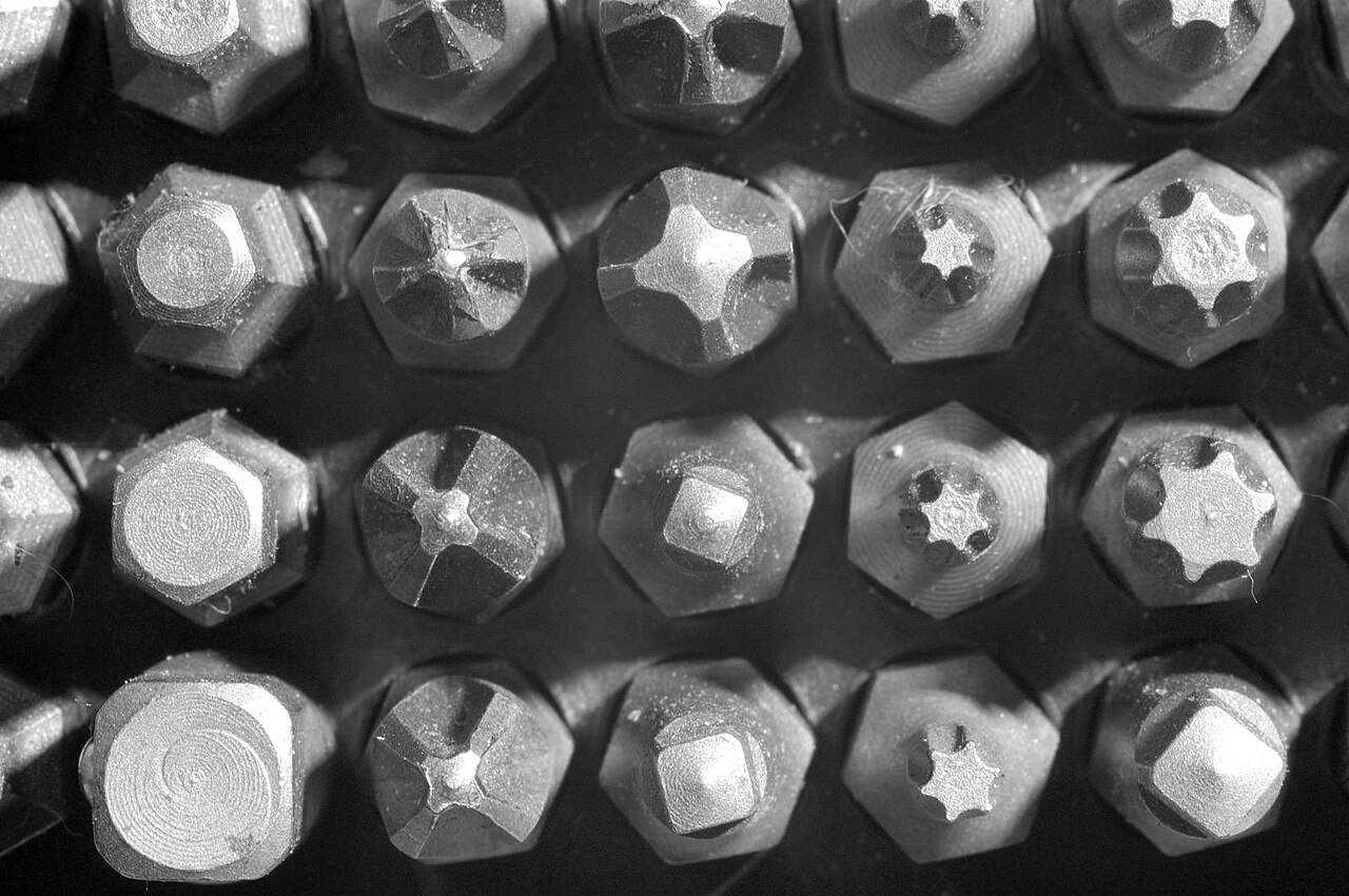 Close-up de pontas de bits para parafusadeira mostrando diferentes formatos