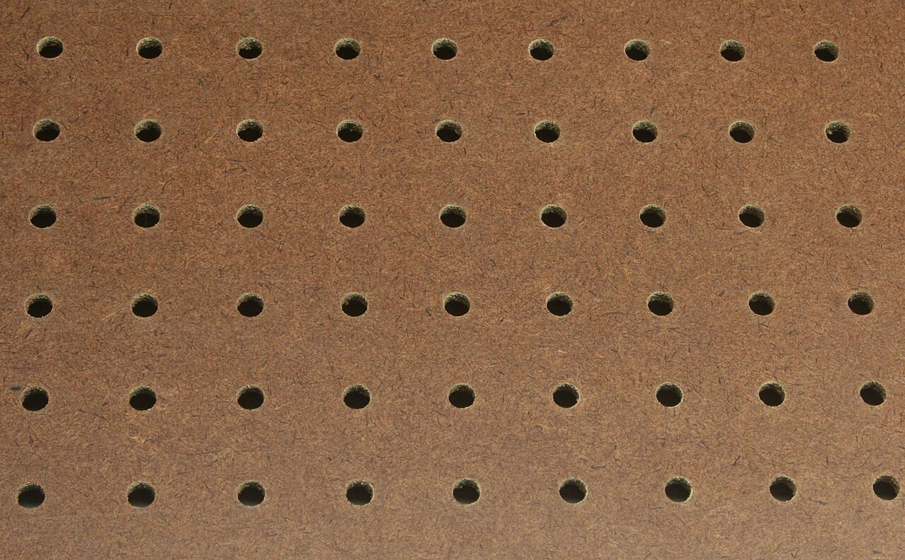 Painel perfurado (pegboard) de MDF usado para organizar ferramentas