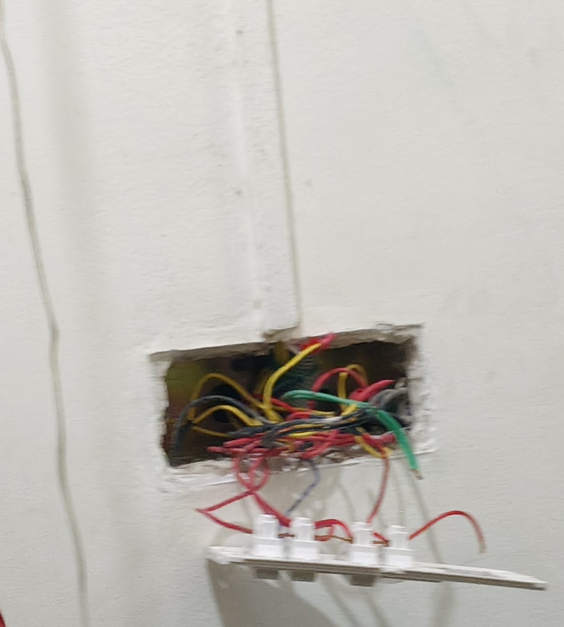 Fiação elétrica embutida em corte de parede