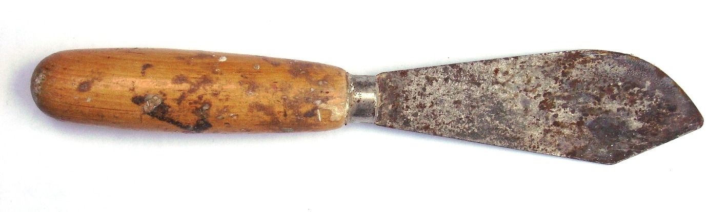 Espátula de vidraceiro (putty knife) usada para aplicar e alisar a massa de vidraceiro