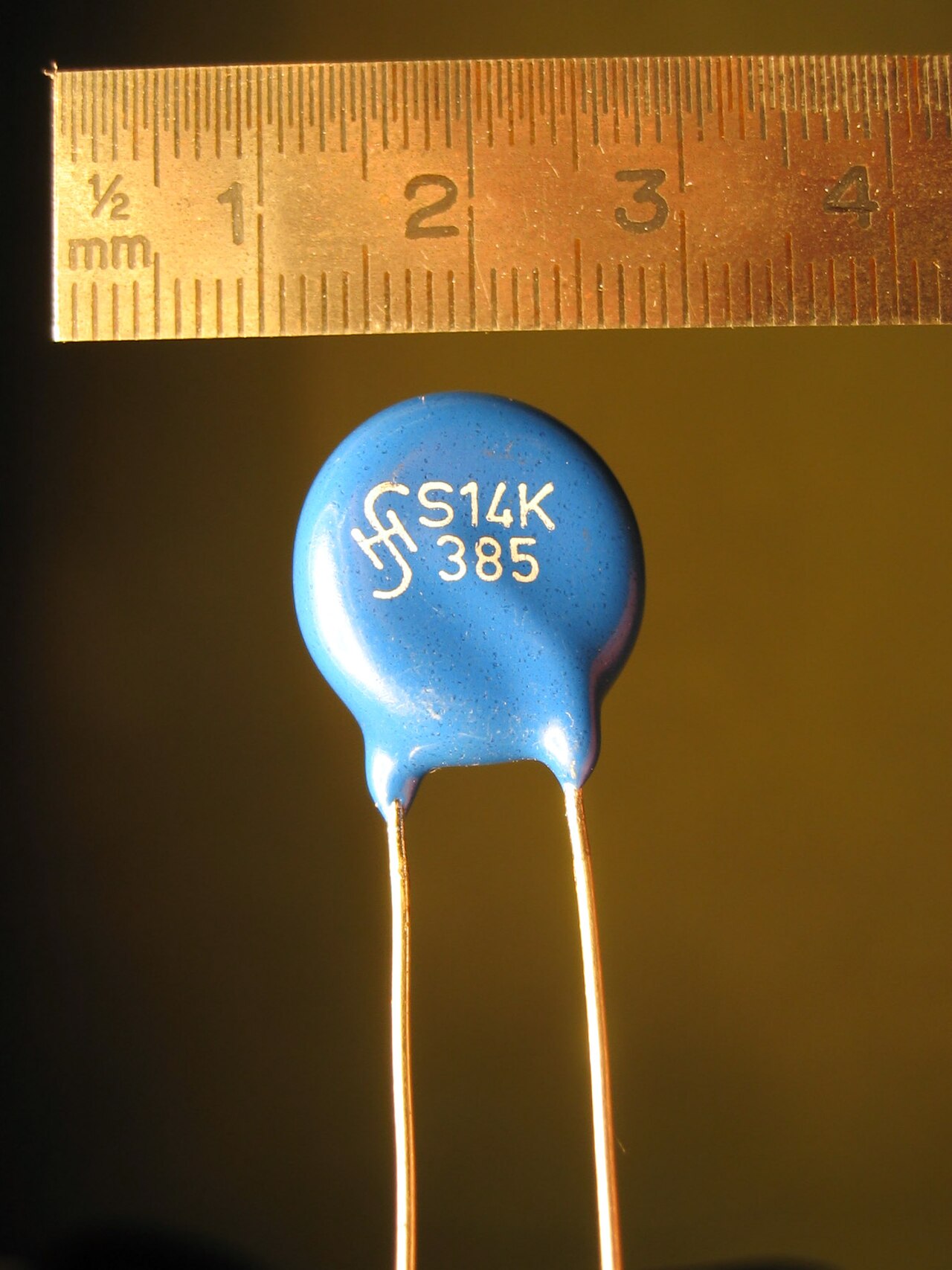 Varistor (MOV, metal oxide varistor), componente que absorve picos de tensão dentro do filtro de linha