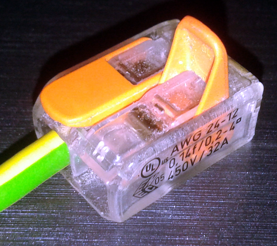 Conector Wago de emenda rápida, usado para ligar os fios do sensor de presença sem precisar de fita isolante