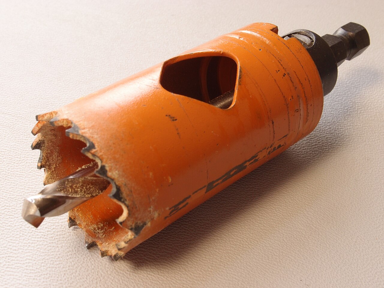 Broca copo (hole saw) usada para furar o corpo da fechadura na porta