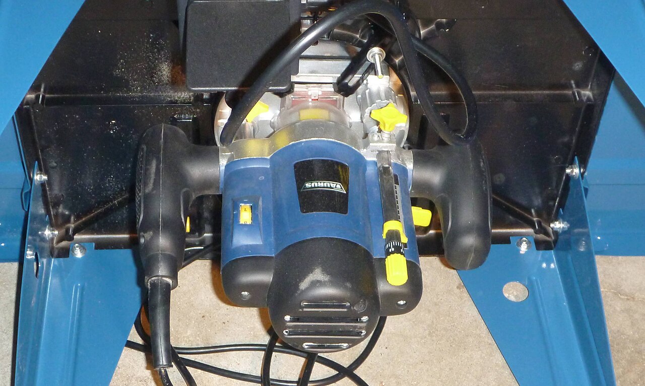 Mesa de tupia com o router acoplado por baixo do tampo