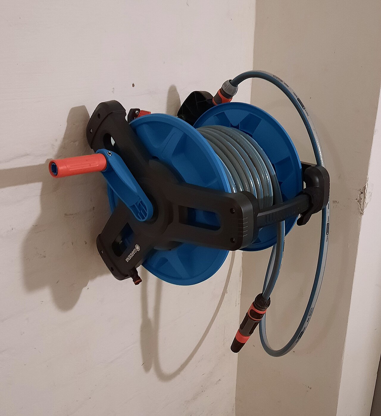 Carretel de mangueira de jardim usado para armazenamento