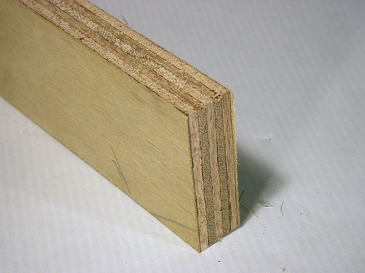 Detalhe das camadas de um painel de madeirite (compensado) usado em tampos de bancada