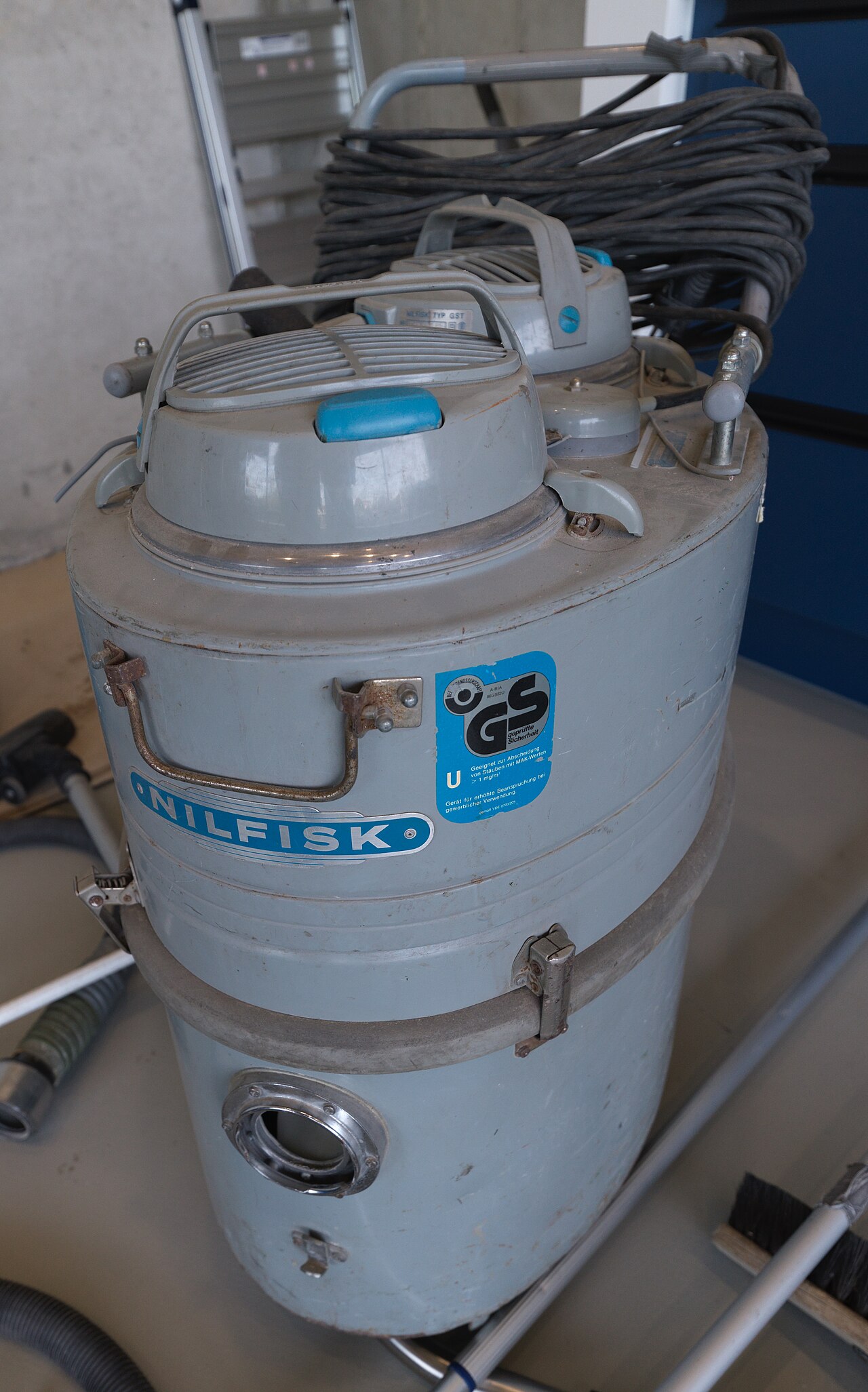 Aspirador industrial Nilfisk para pó e água