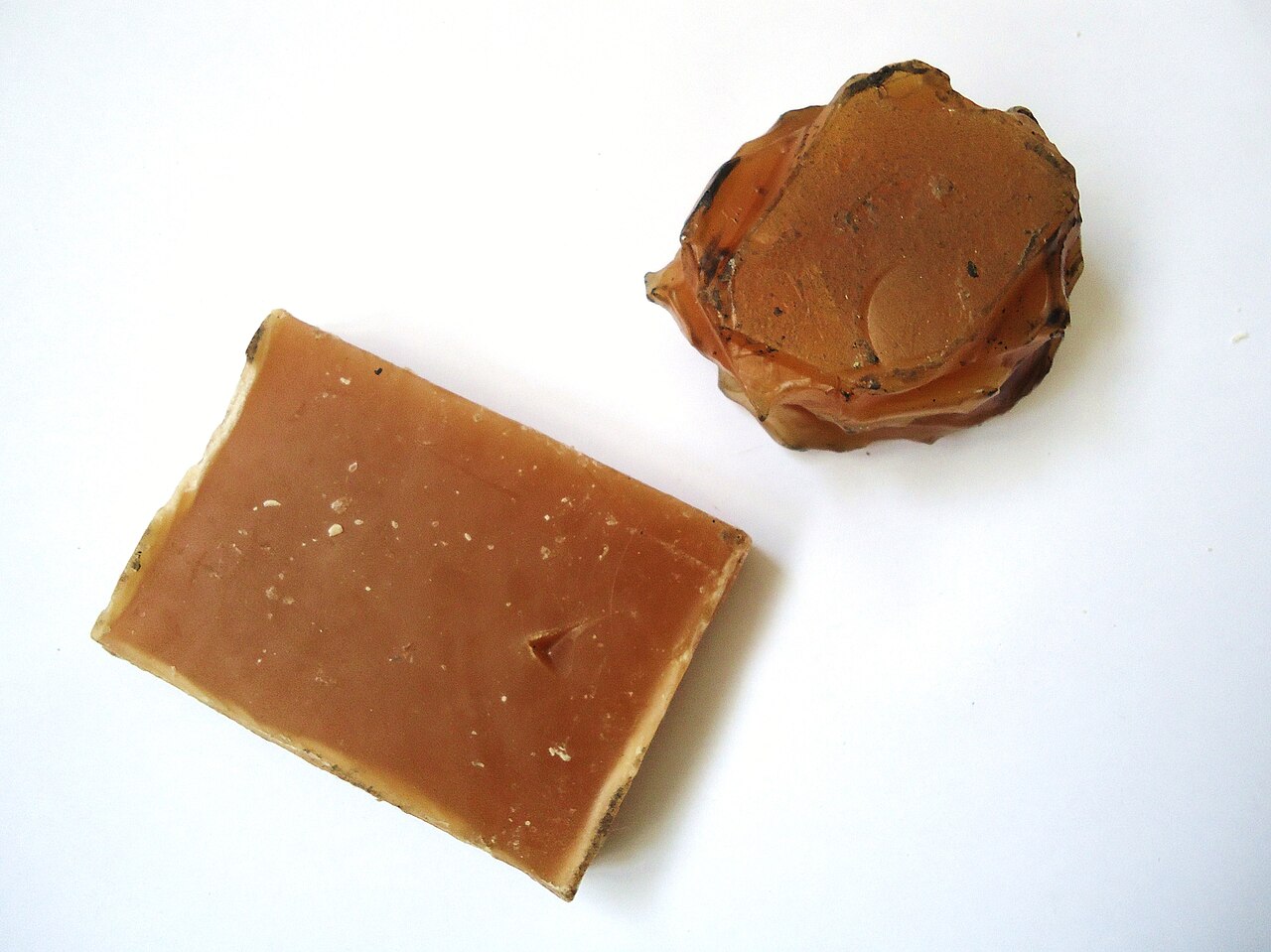 Blocos de cera de abelha natural usados em acabamento de madeira