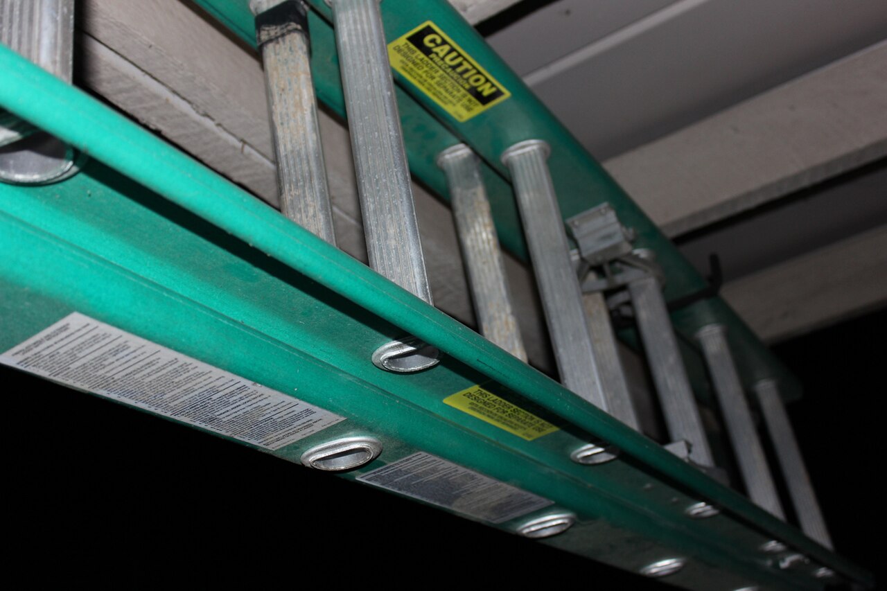 Escada de fibra de vidro usada para trabalhos próximos a eletricidade