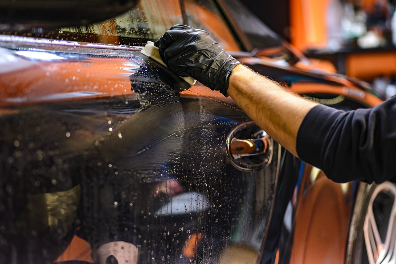 Cuidado manual com a pintura do carro durante a limpeza