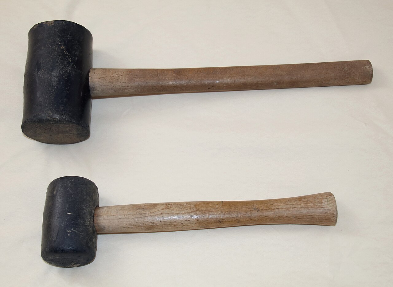 Diferentes modelos de martelos de borracha lado a lado