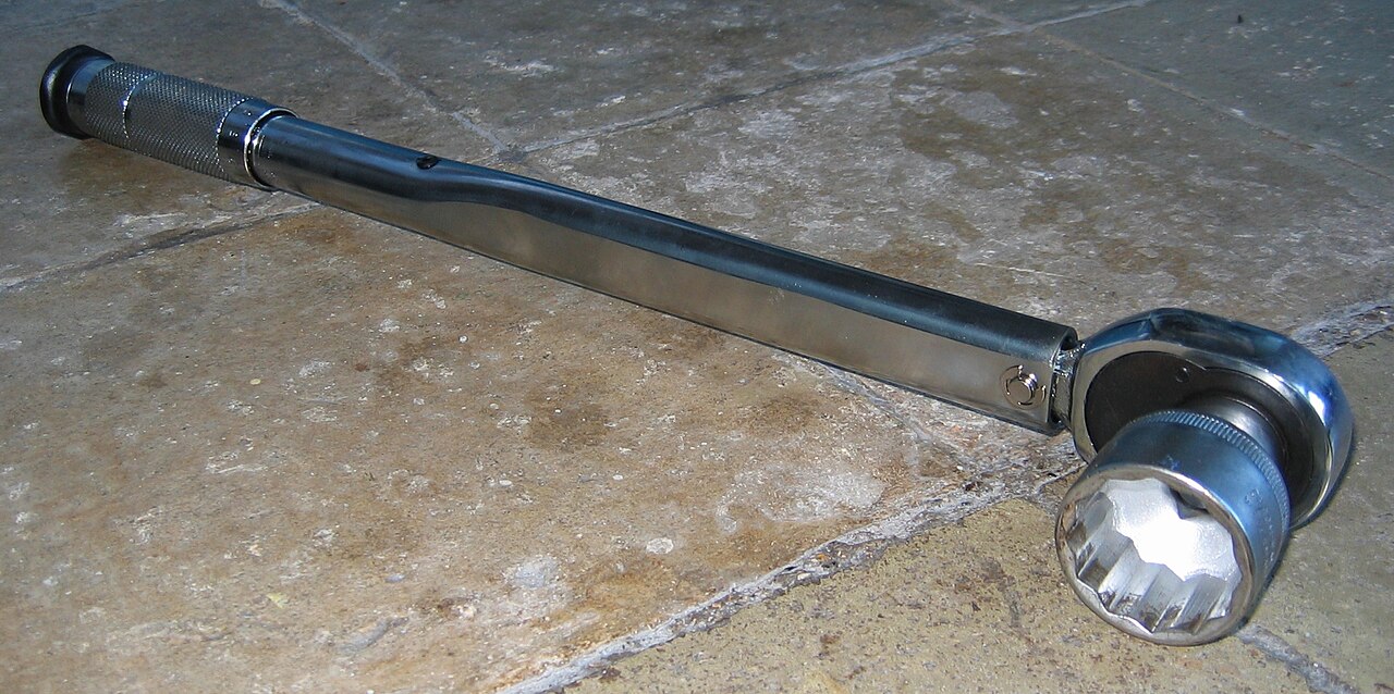 Torquímetro de estalo (click type) usado para aplicar torque controlado