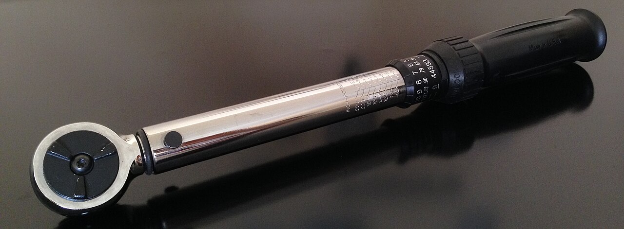 Torquímetro de estalo Craftsman sendo utilizado em manutenção
