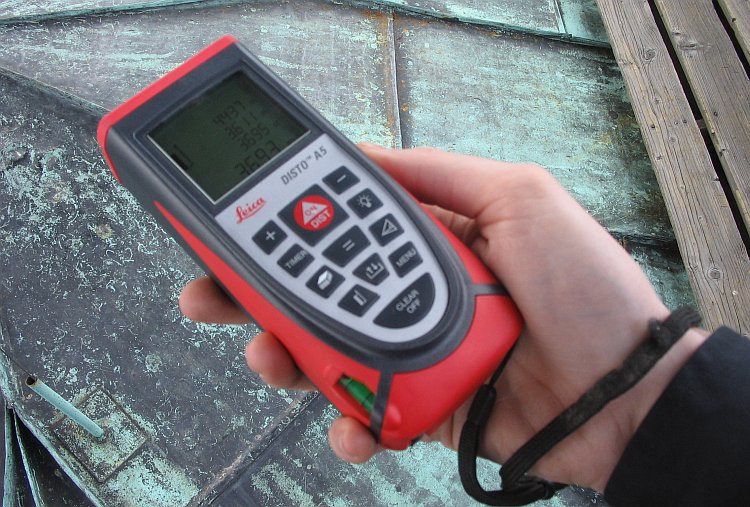 Trena a laser sendo utilizada manualmente para medir distância