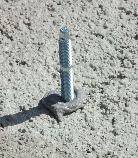 Barra roscada instalada com âncora química no concreto