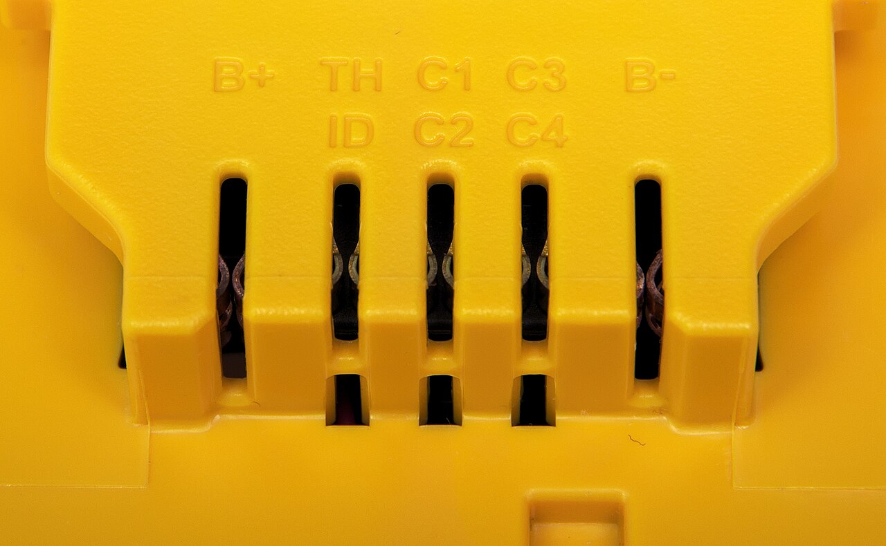 Bateria de íon-lítio de ferramenta elétrica, mostrando contatos