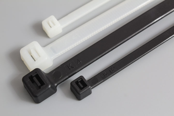Abracadeiras de nylon brancas e pretas