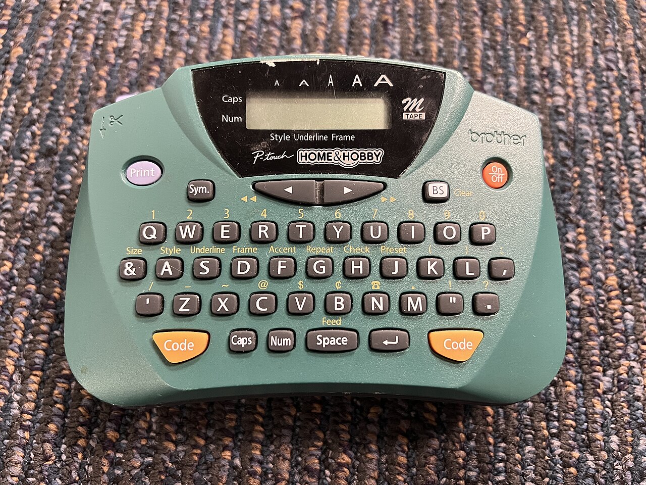 Etiquetadora portátil Brother P-touch Home e Hobby, modelo compacto usado para etiquetar em casa