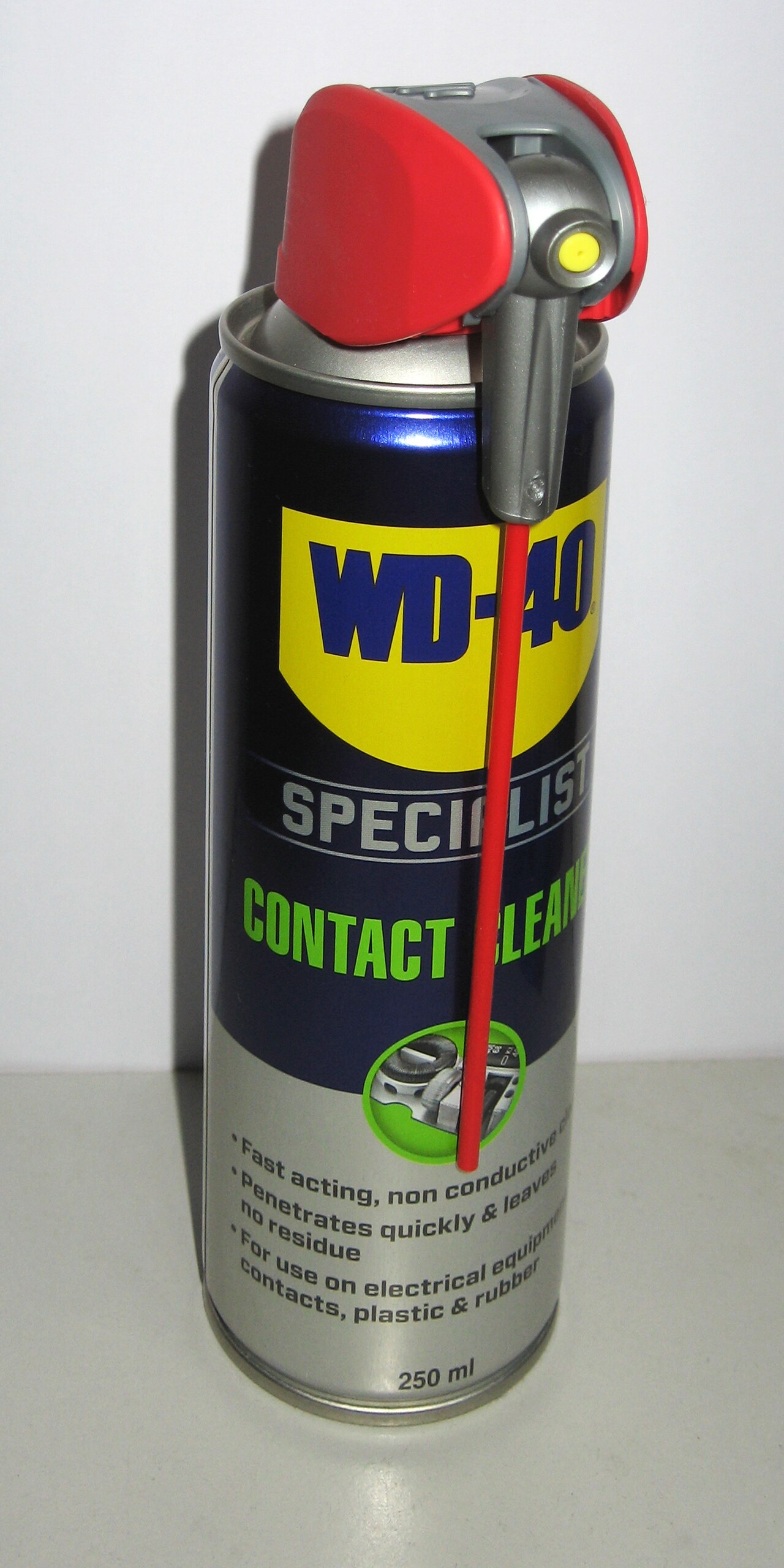 Lata de spray lubrificante/limpa contatos WD-40, produto usado na manutenção de ferramentas elétricas