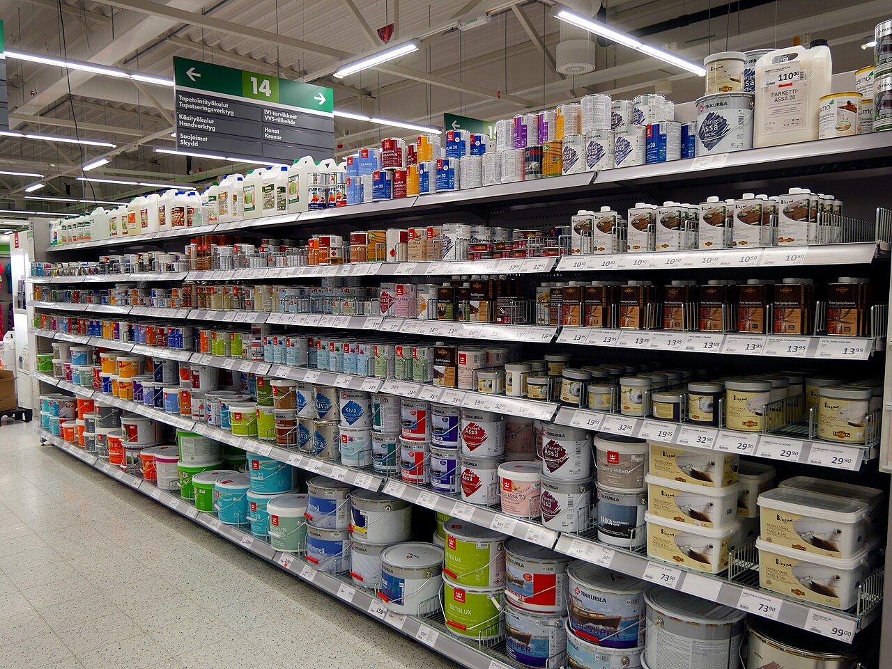 Latas de tinta expostas em loja de material de construção