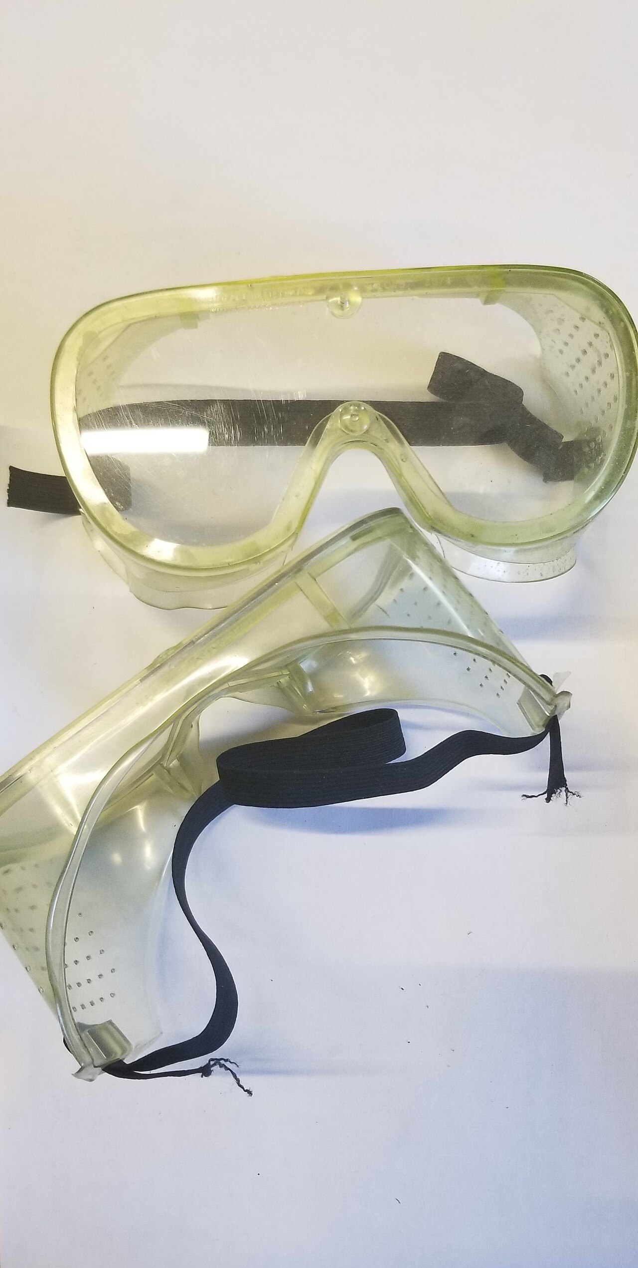 Óculos de proteção com lentes transparentes e proteção lateral