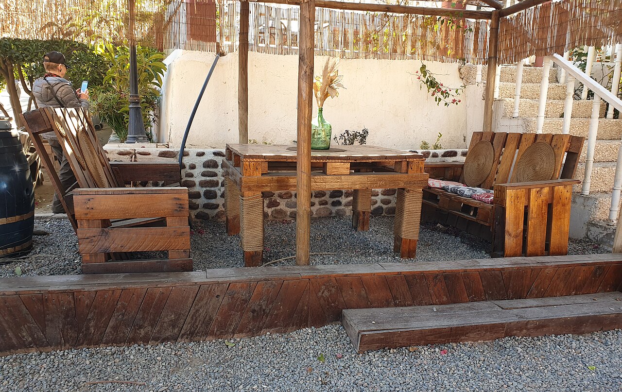 Banco e área de estar de jardim feitos com pallets de madeira