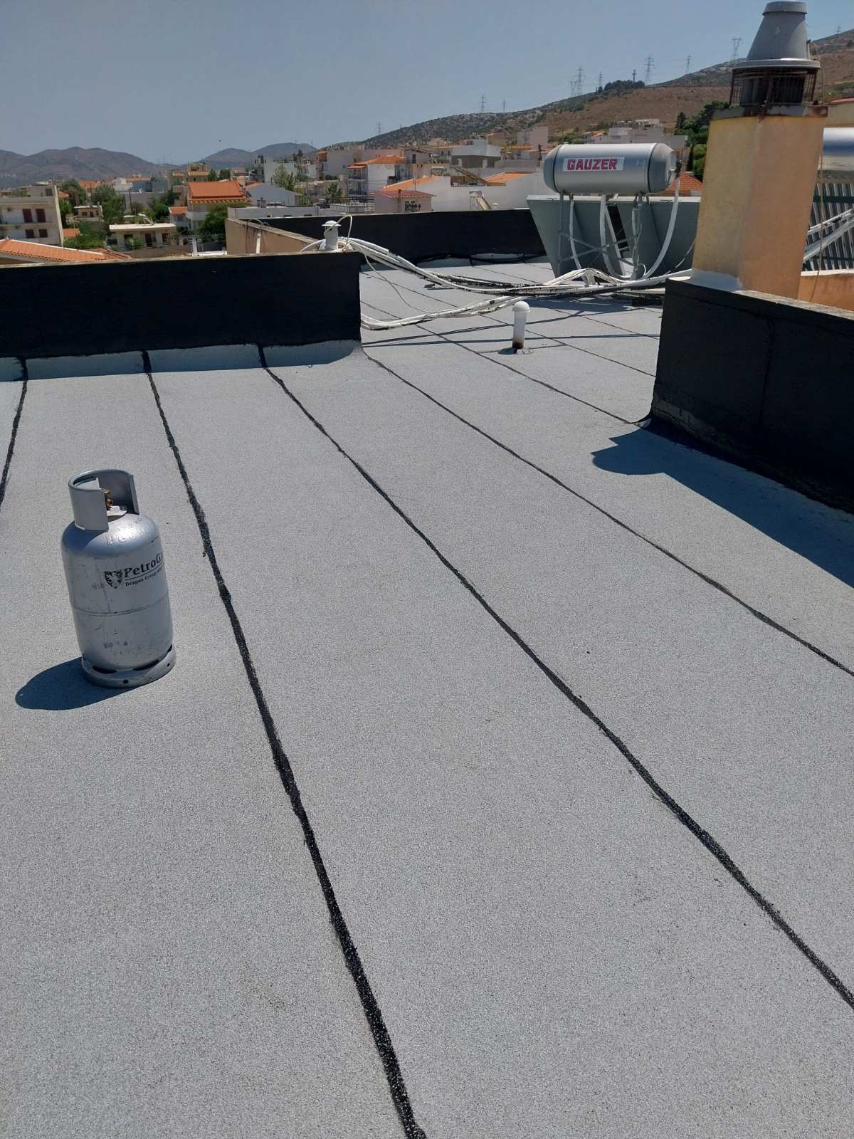Aplicação de manta impermeabilizante em laje residencial