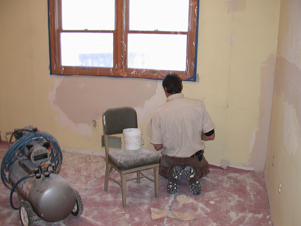 Reparo de parede com massa antes do acabamento