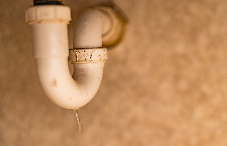 Sifao de PVC sob pia com vazamento visivel