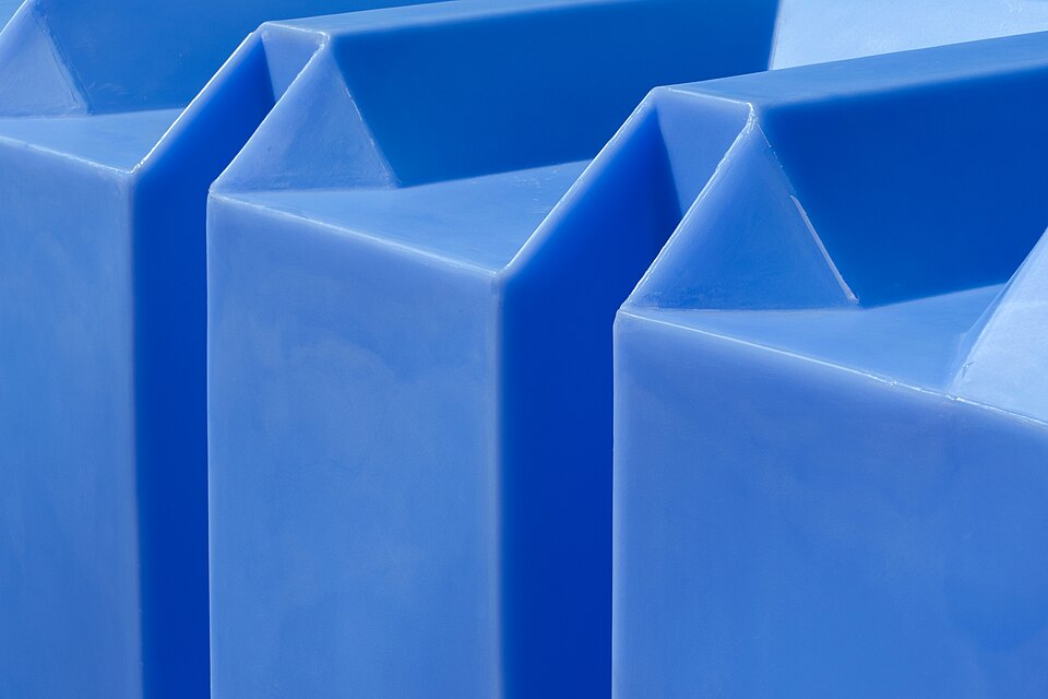 Caixa d'agua plastica azul para armazenamento residencial