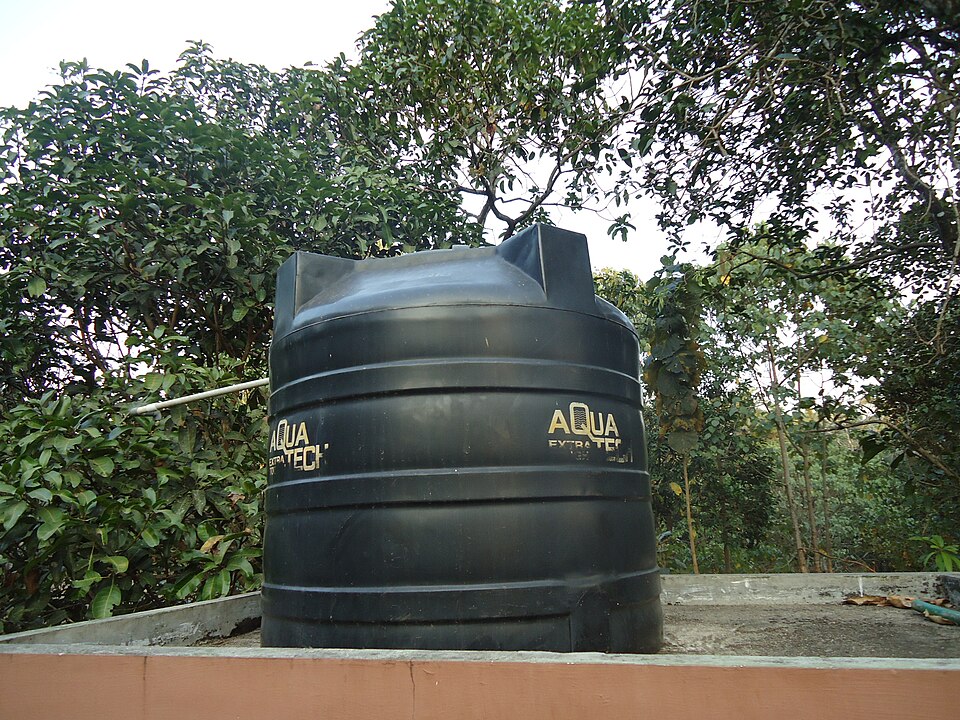 Caixa d'agua instalada sobre residencia