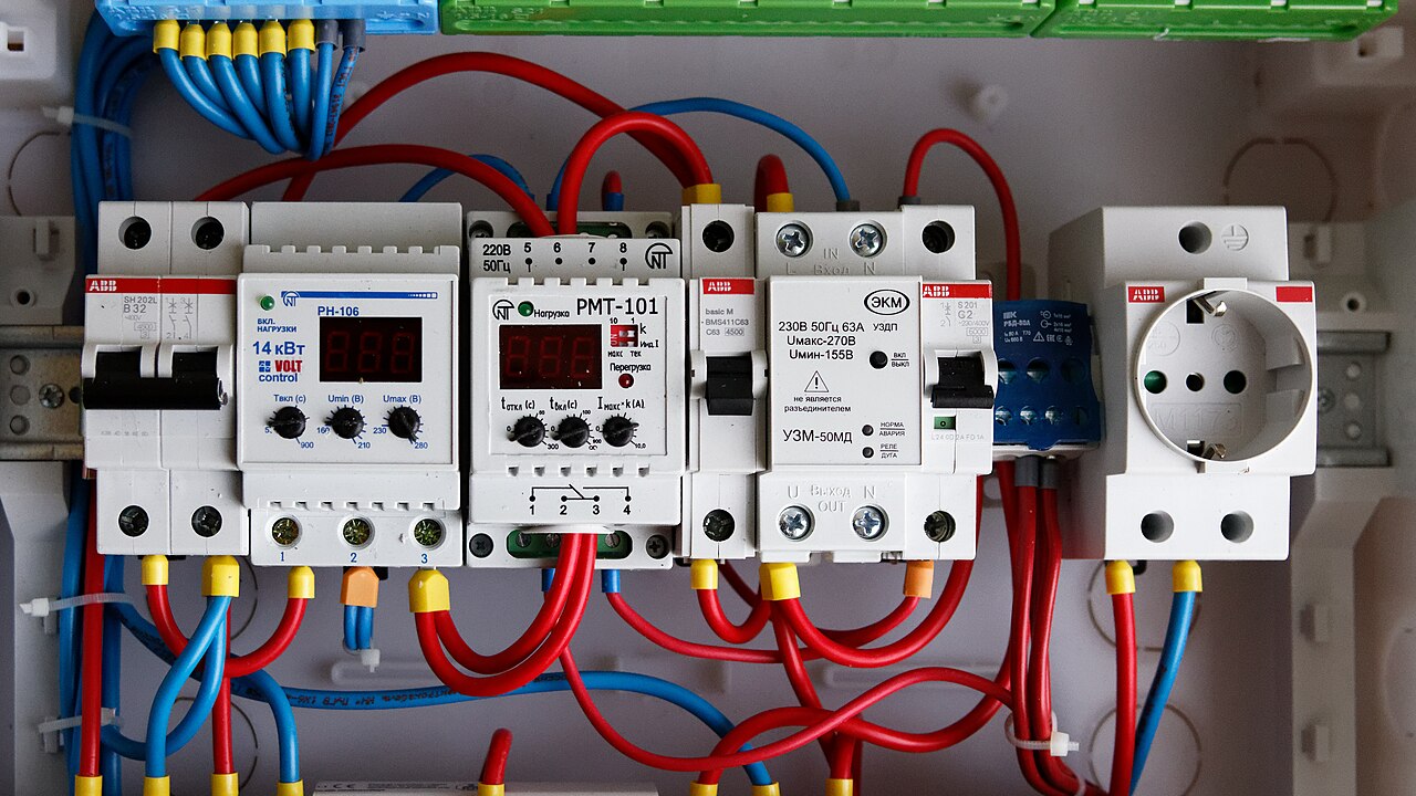 Disjuntores modulares de diferentes larguras, mostrando modelos unipolares e multipolares lado a lado