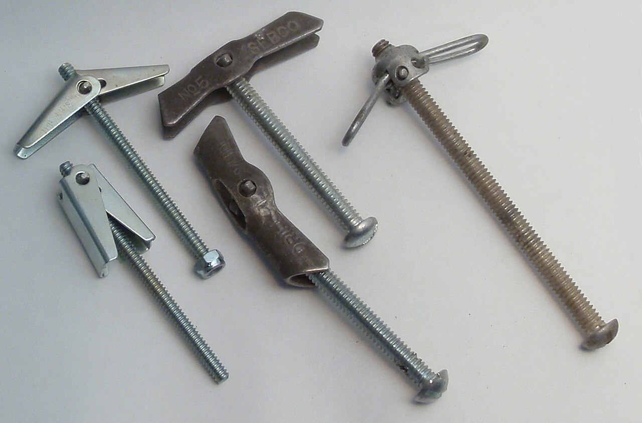 Buchas borboleta metálicas (toggle bolt) usadas para fixação em drywall