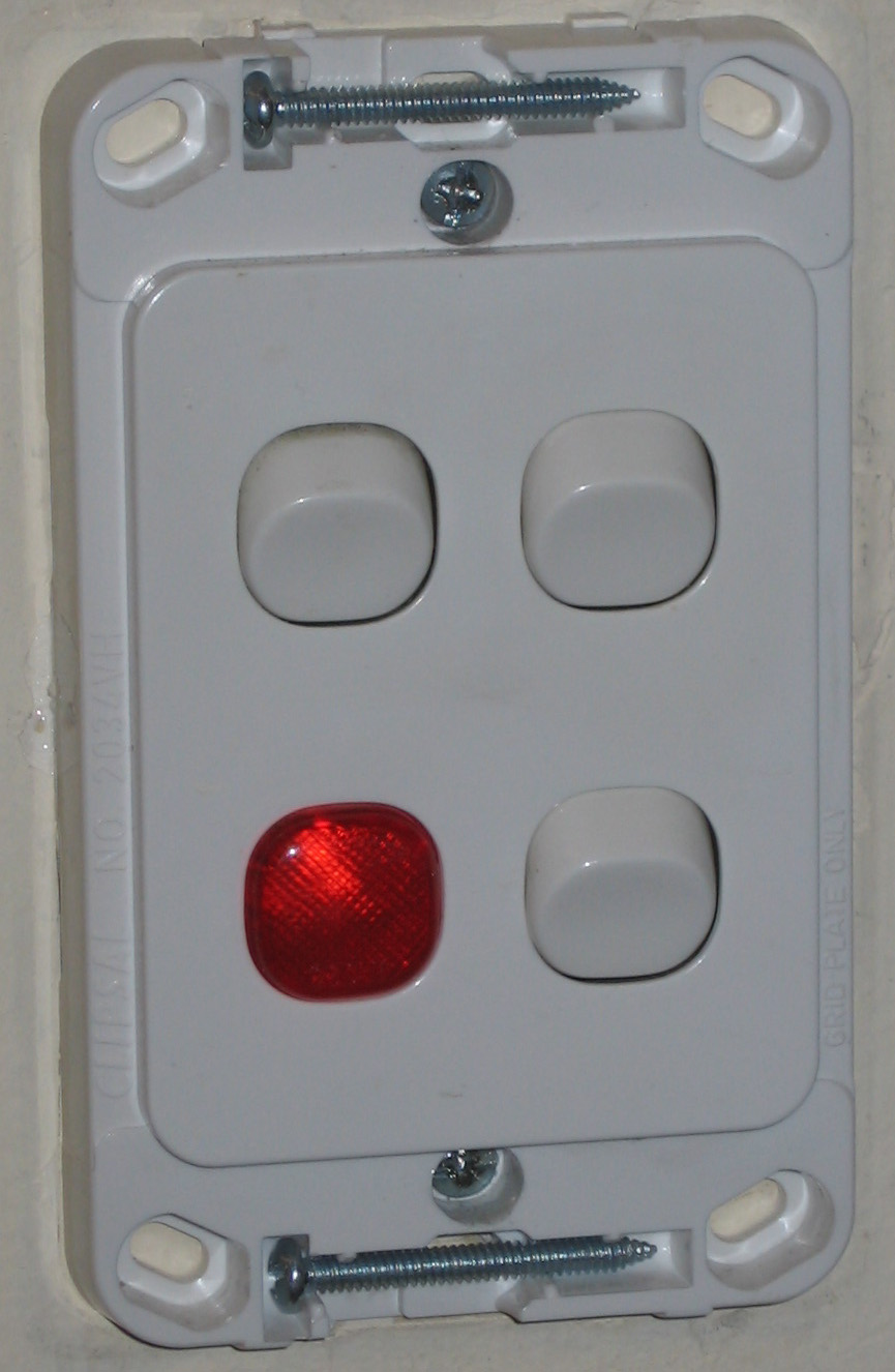 Fiação interna de interruptores de parede com a placa removida