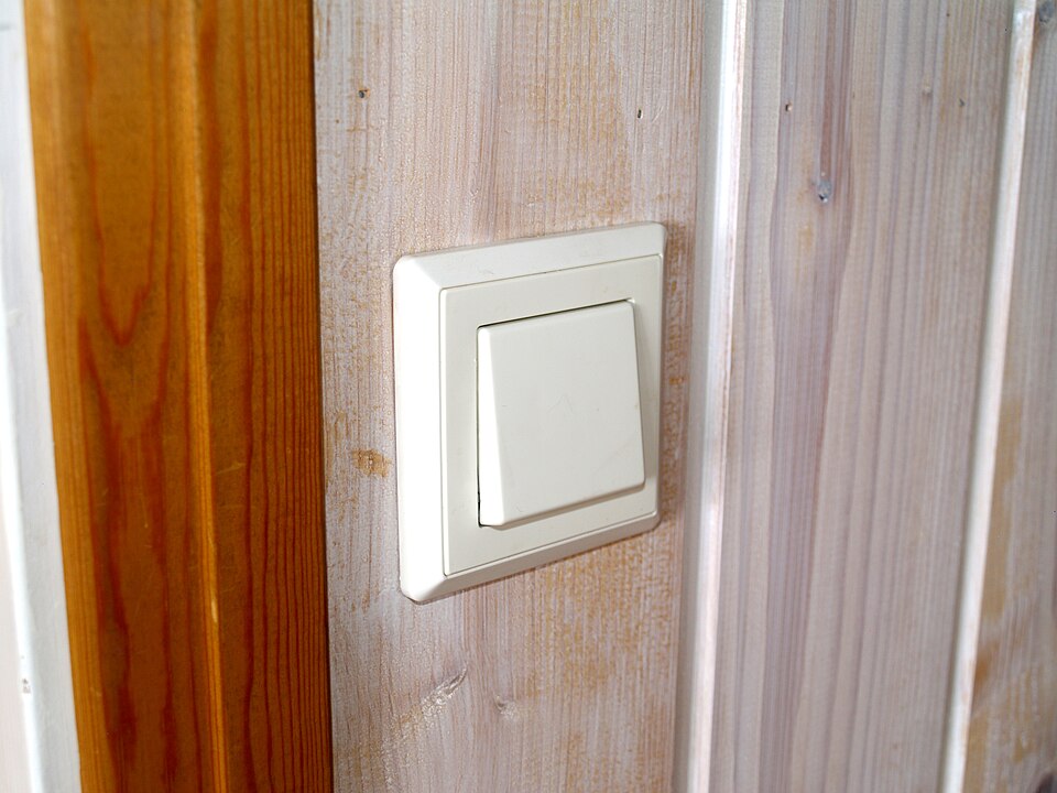 Espelho branco de interruptor de luz instalado na parede