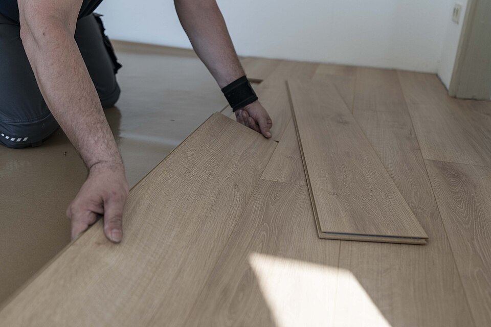 Instalação de piso laminado com ferramentas apropriadas