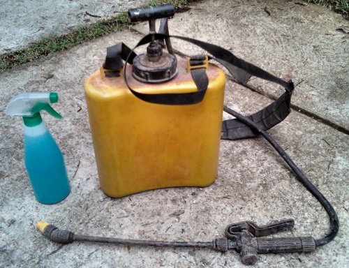 Pulverizador costal manual com reservatório amarelo e correias