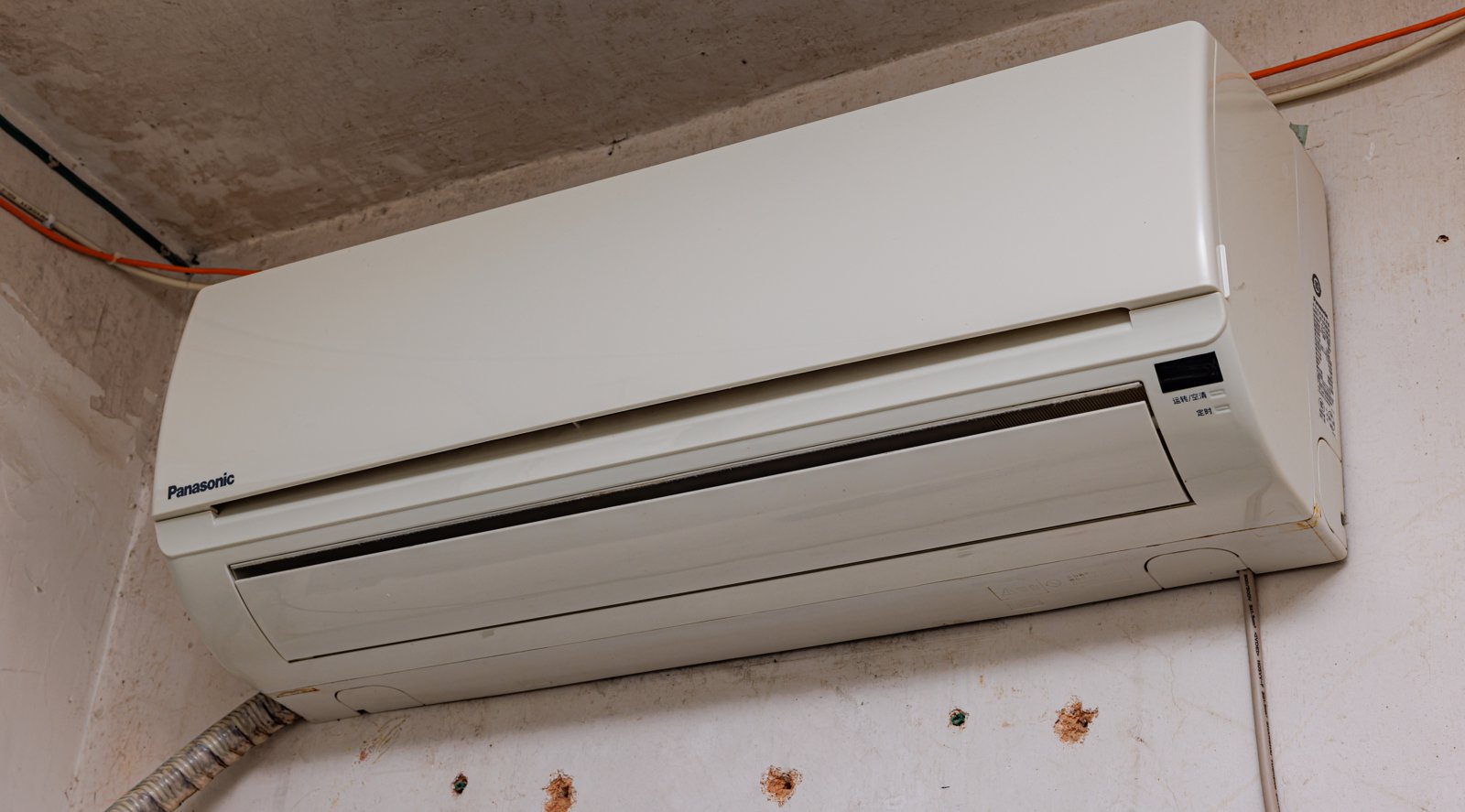 Unidade evaporadora de ar-condicionado split instalada na parede interna