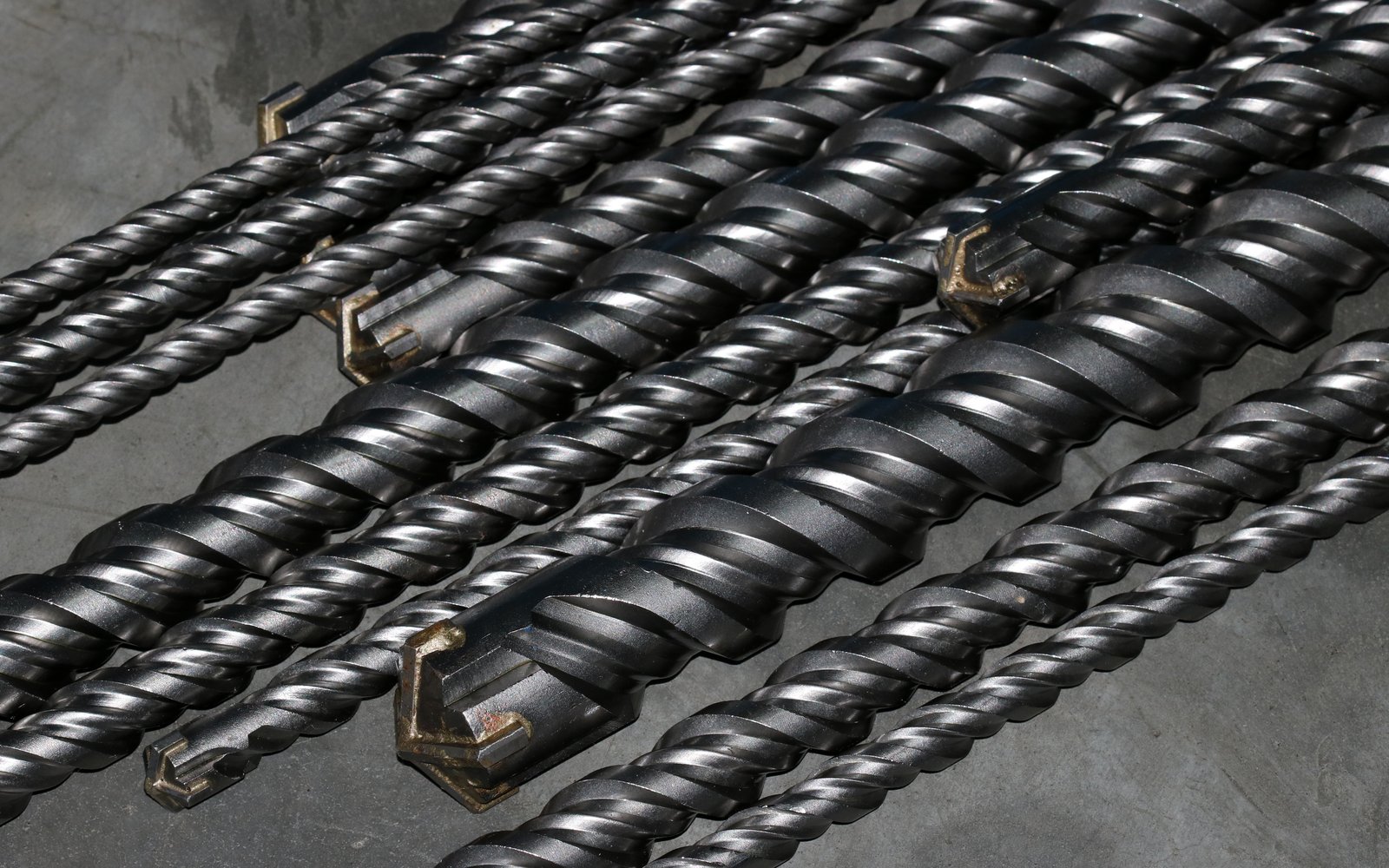 Conjunto de brocas soltas sobre a bancada de uma oficina