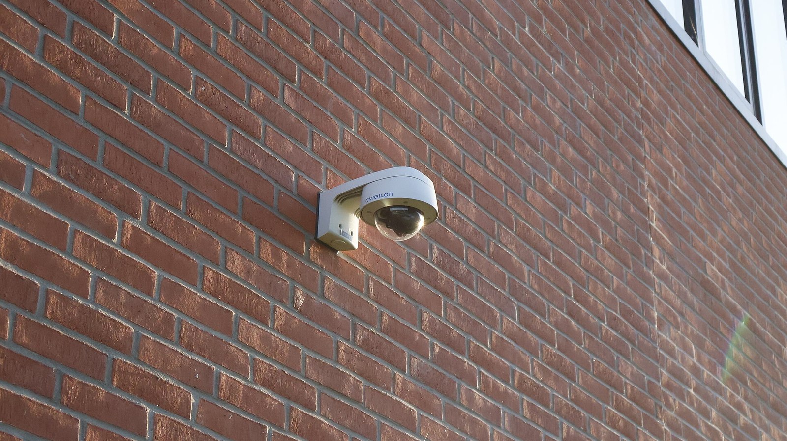 Câmera de segurança IP tipo dome instalada em parede externa