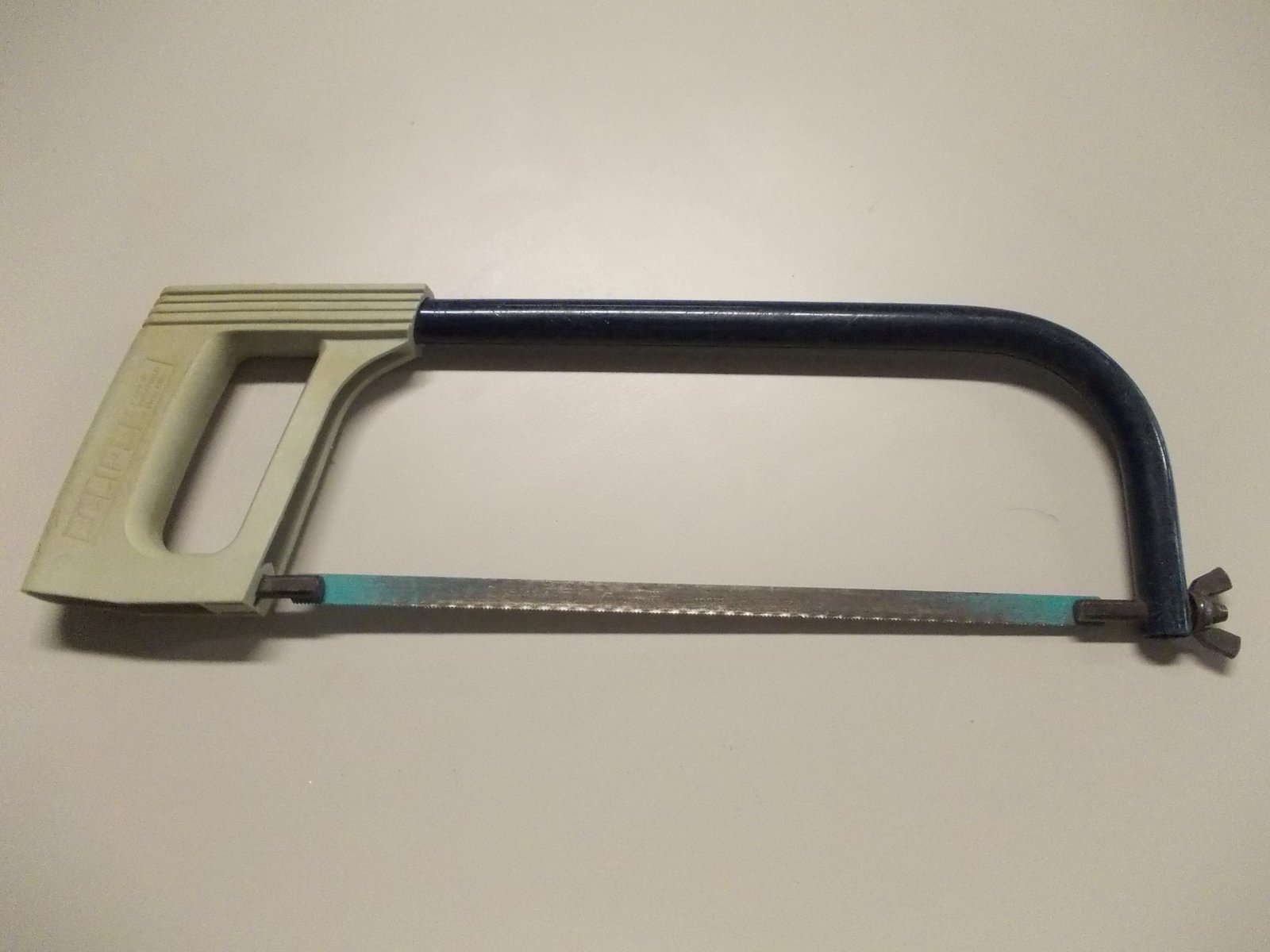 Serrote (arco de serra) usado para cortar canaleta de PVC