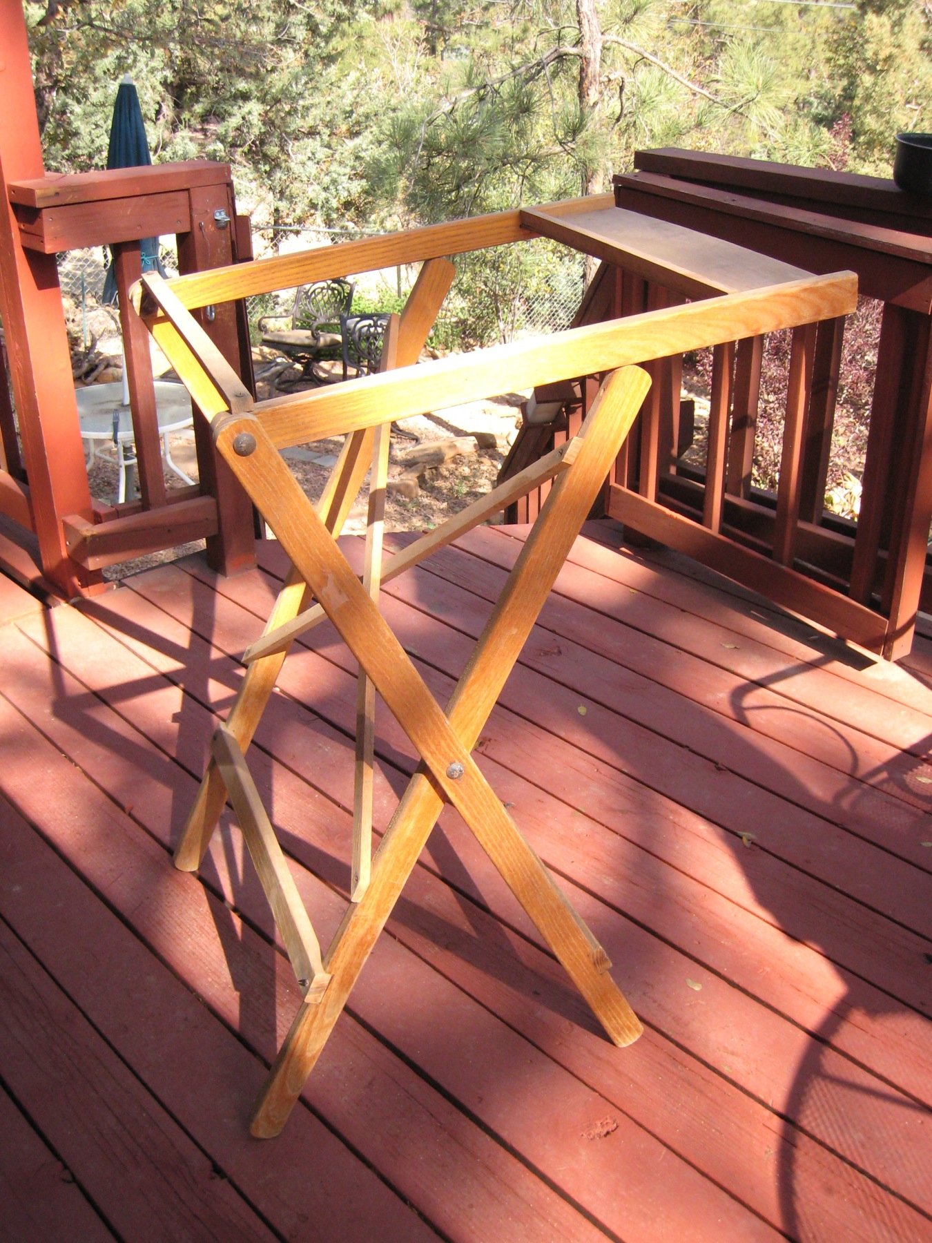 Deck de madeira externo com acabamento em stain, mostrando a textura natural preservada