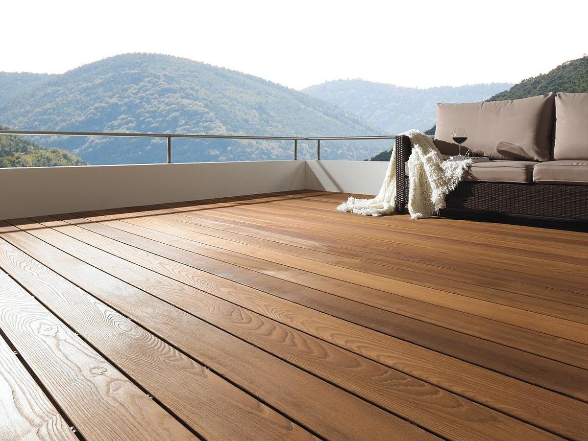 Lixamento (raspagem) de deck de madeira antes da aplicação do acabamento