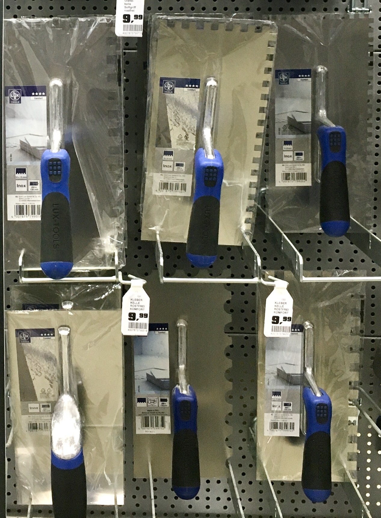 Diferentes tamanhos de desempenadeiras dentadas usadas para espalhar argamassa colante