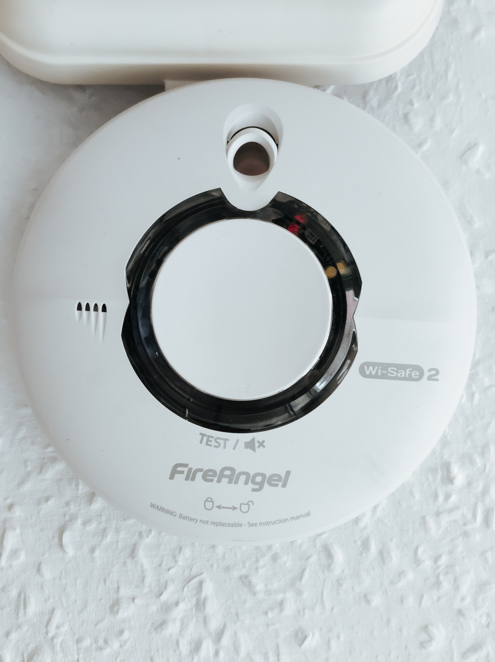 Detector de fumaça residencial instalado no teto