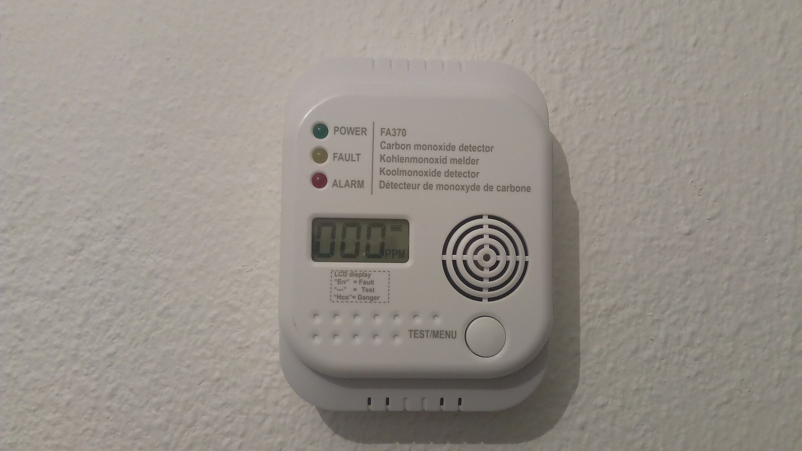 Detector de monóxido de carbono (CO) instalado na parede com display digital