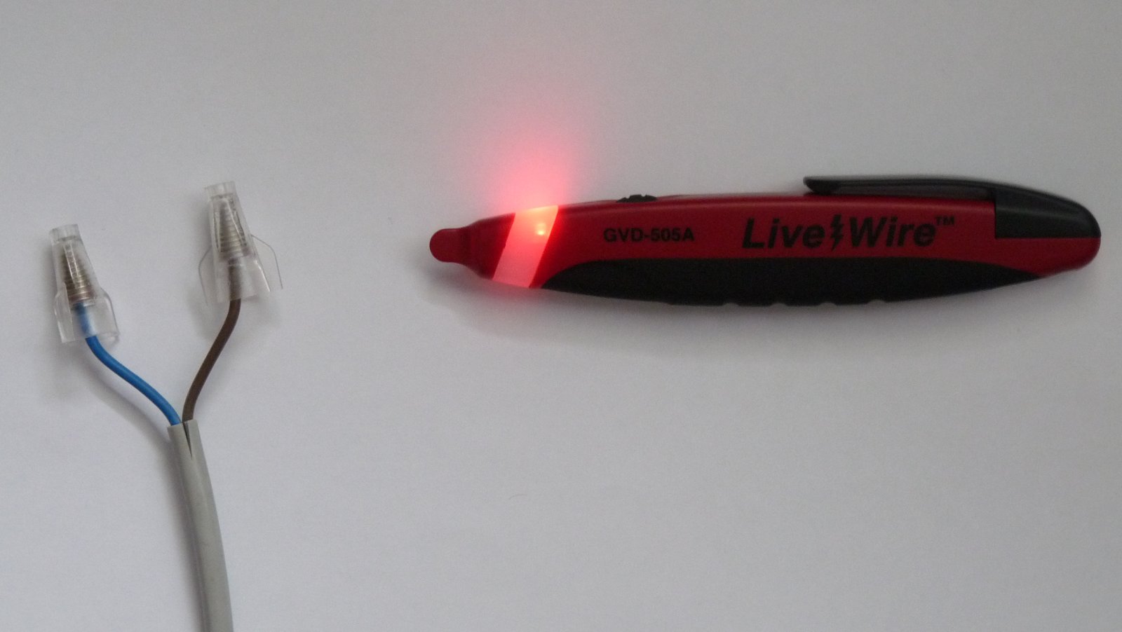Detector de tensão sem contato tipo caneta sendo usado para verificar um cabo energizado