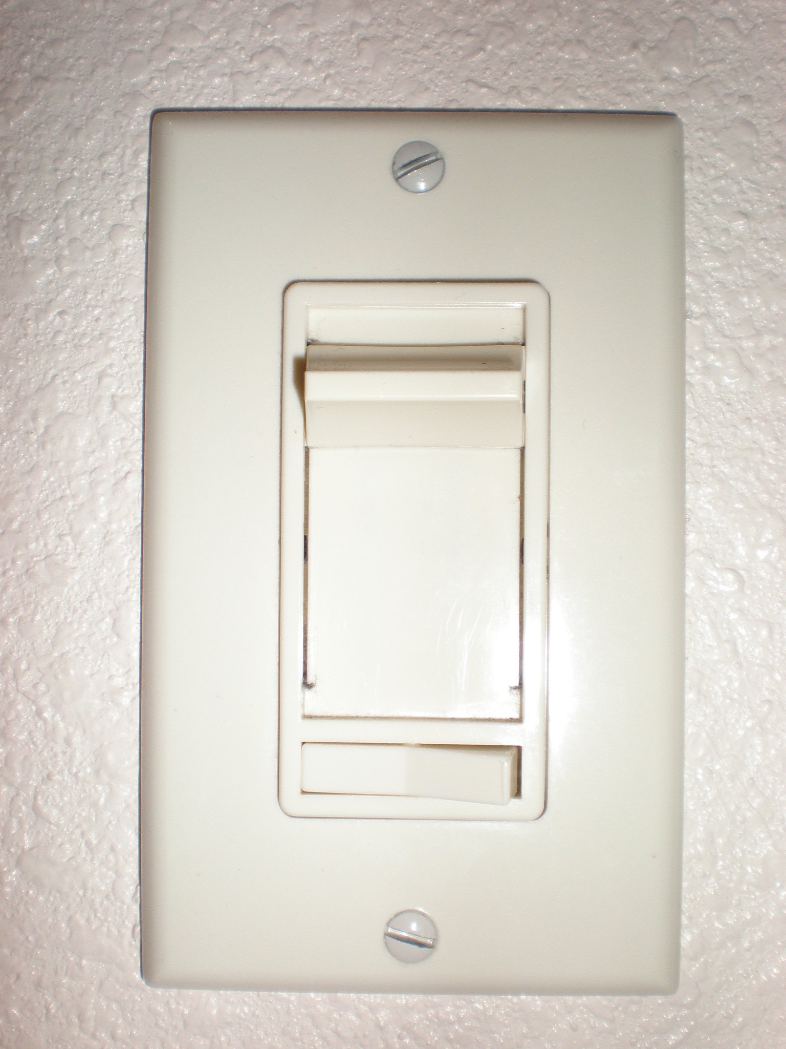 Dimmer residencial giratório instalado na parede de uma casa