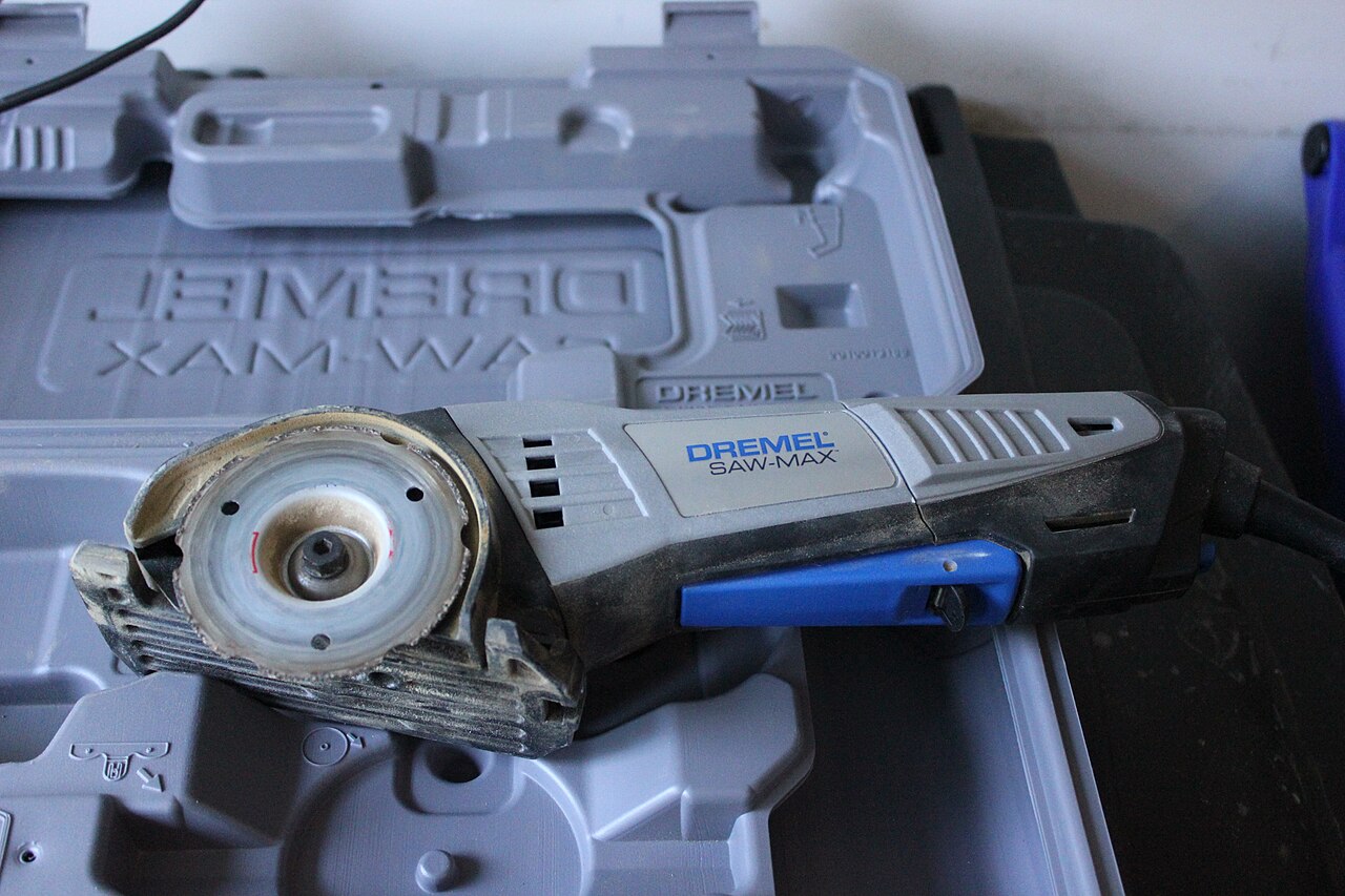 Ferramenta multifuncional rotativa com disco de corte acoplado