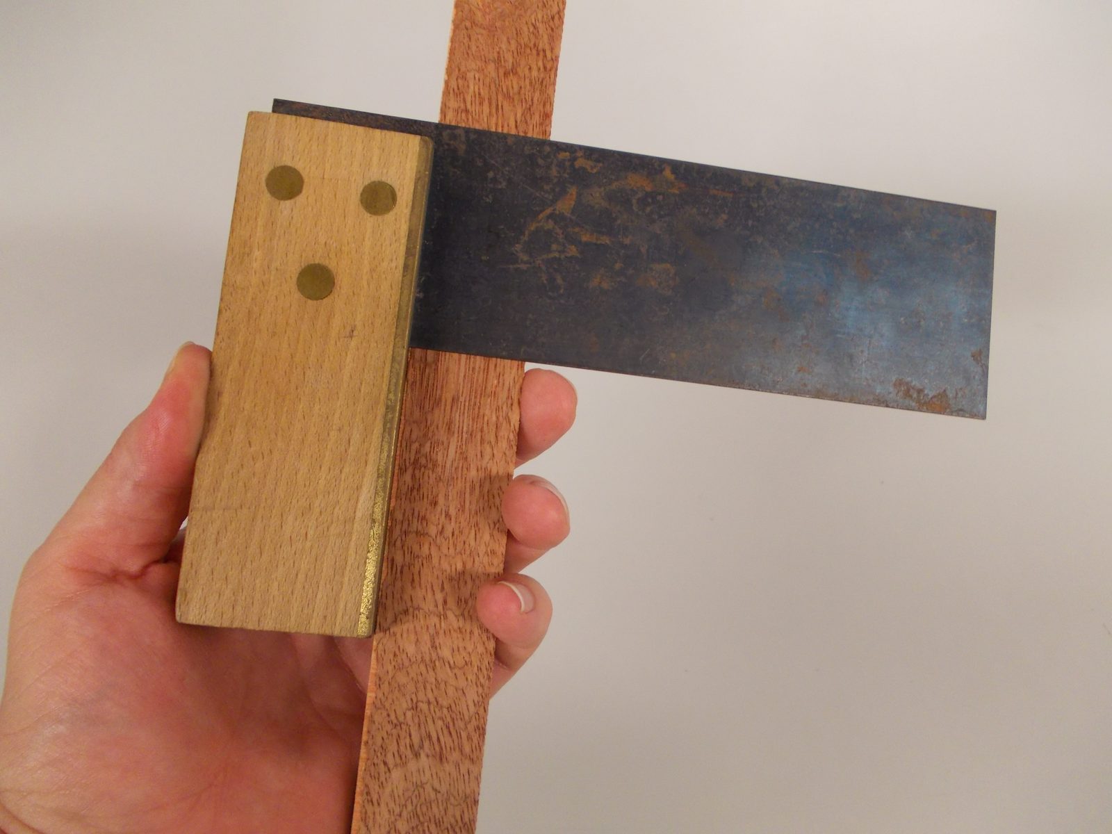 Esquadro de marcenaria usado para riscar linhas de corte em 90 graus